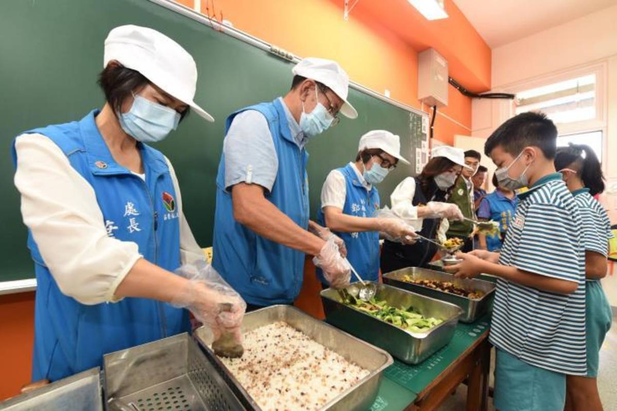 訪查照南國小營養午餐