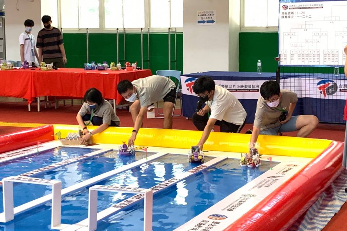 「龍舟競賽」展現學生程式設計、機電遙控及臨場解決情境問題能力