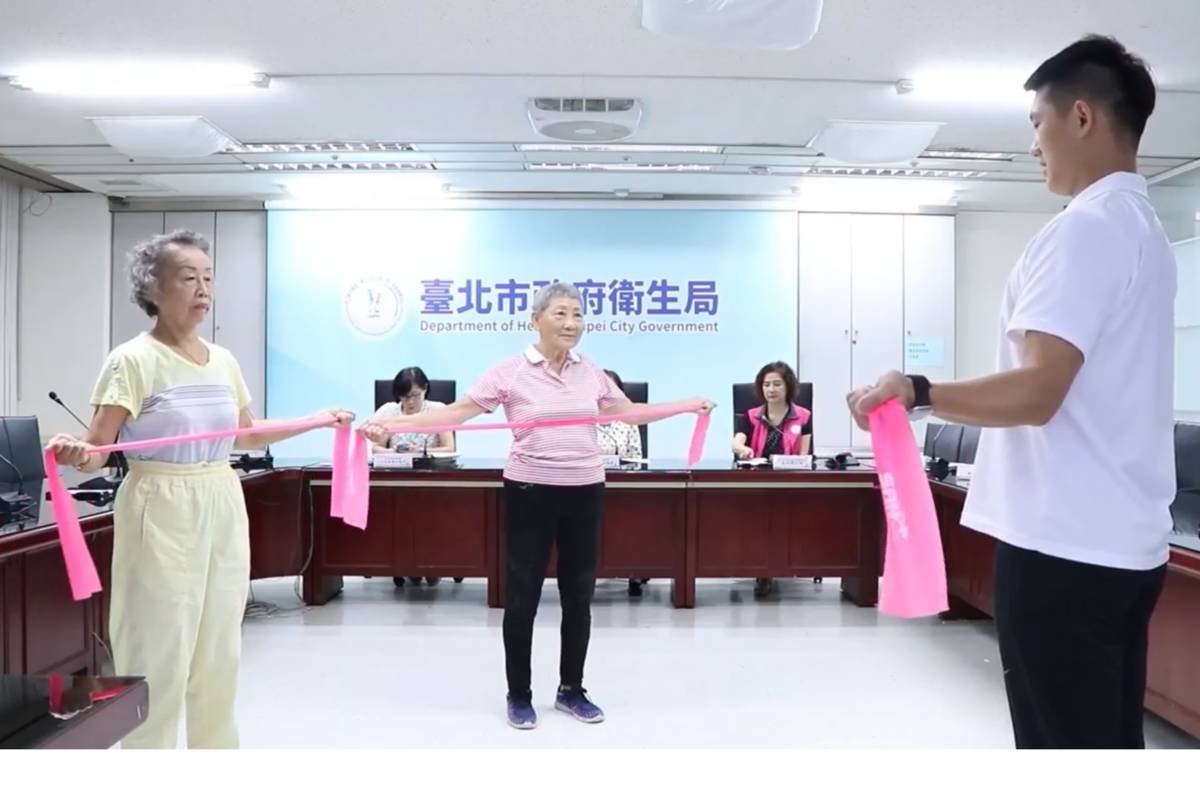 學員使用健體設施搭配彈力帶進行運動，強化肢體肌耐力
