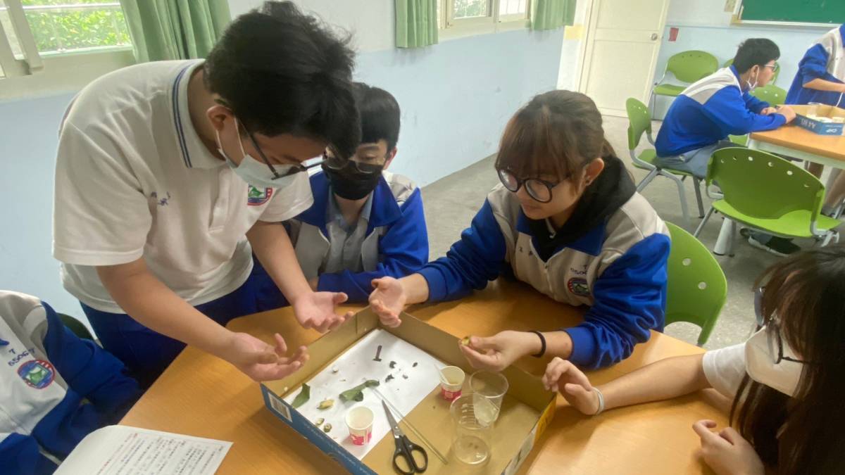 111學年度「校園菸檳危害防制教育推廣特優-新北市三重高級中學 學生於自然實驗課研究檳榔成分

新北市三重高中推動反菸拒檳成效顯著，於111學年度「校園菸檳危害防制教育推廣」競賽獲特優佳績。三重高中已經有多次參賽經驗，為求突破，本次的校園菸檳危害防制推廣更多加著墨於全齡化推展、高關懷學生加強輔導與學科知識融合。今年除沿用去年使用的「自動好」教學模組激發學生學習動機，也希望能透過各種正向心理活動、實驗等等從學生實際經驗出發，讓校園內所傳遞的知識能協助學生與更多家庭遠離菸檳危害走向健康人生！

採訪：新北市三重高級中學莫恒中校長、 
             前衛生保健組長、現任教學組余慶俊
             組長、健康教育黃玹煒老師、
             國中部907班學生江宥均、楊正宇

