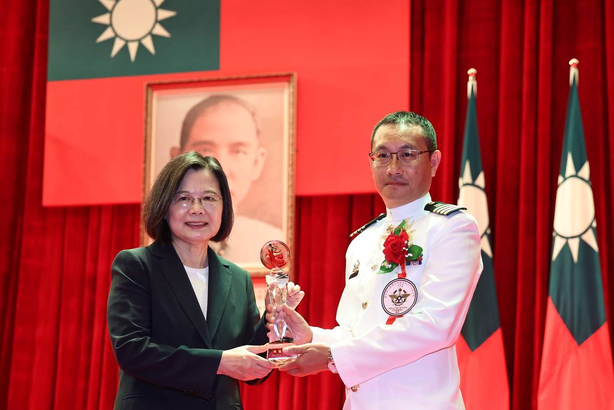 新北市政府榮獲全民國防考評績優單位(校安室陳趙棕主任)