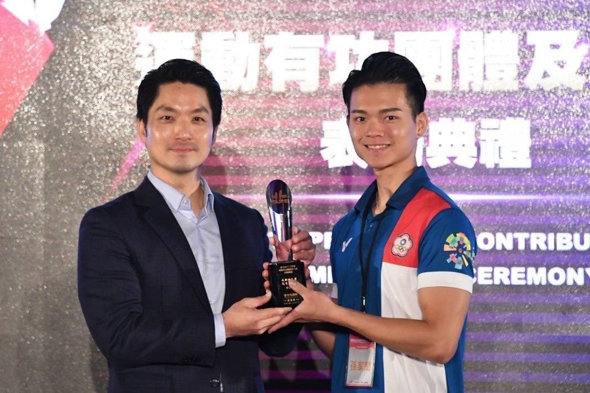 代表臺北市出戰今年成都世大運的武術選手孫家閎(右)獲市長親自頒獎

