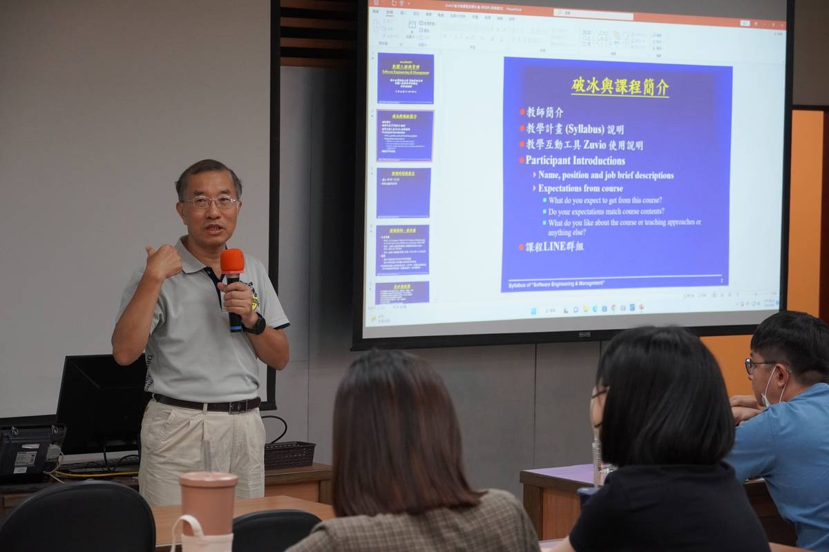 黃世禎教授重視與學生的互動，提升課堂專注度。(臺科大提供)