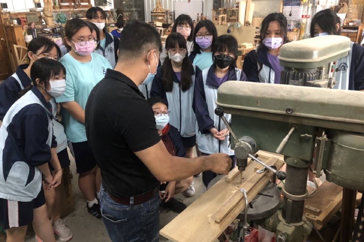 現場工作人員向參觀學生說明操作流程