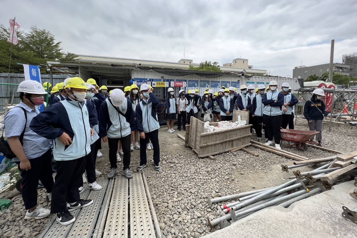 高中生參觀職場，了解業界實務概況