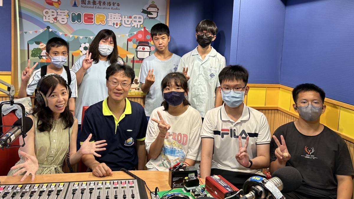 端端主持人與嘉義縣立永慶高級中學蔡羽峰老師與同學.jpg