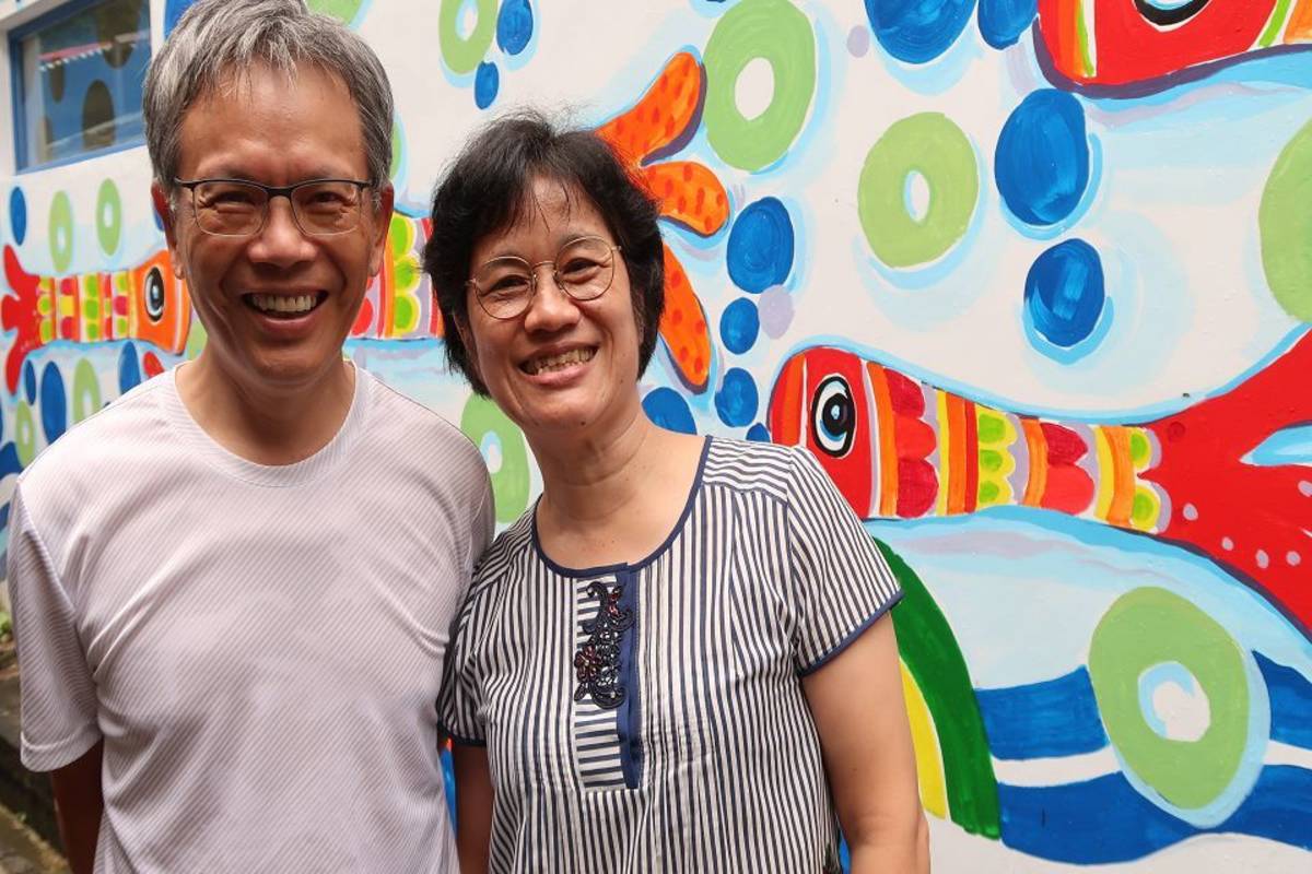 找出孩子亮點 鯉魚國小陳建安老師（圖左）獲師鐸獎，教導主任也是太太的鄭雅慧與有榮焉。
