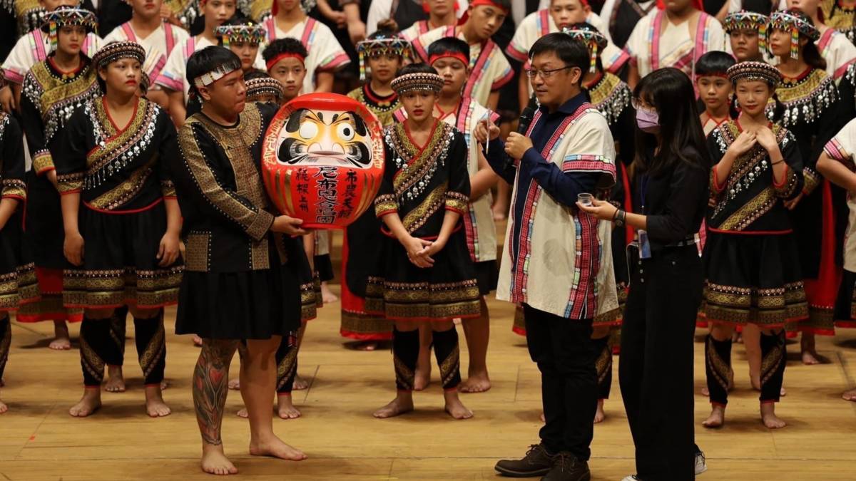 尼布恩合唱團在衛武營國家音樂廳演出(尼布恩合唱團提供)