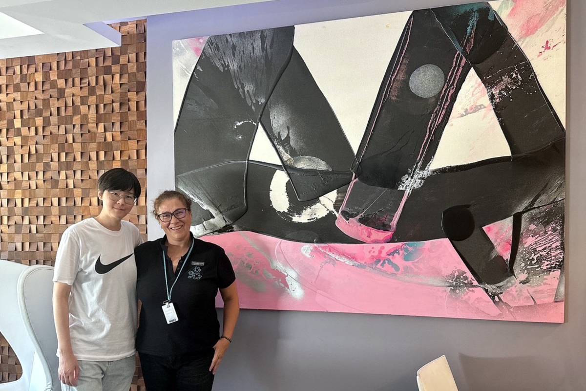 華梵大學美術與文創學系教授楊侖（左）於西班牙FACYL國際藝術節展出作品《超空間》。(華梵大學提供)