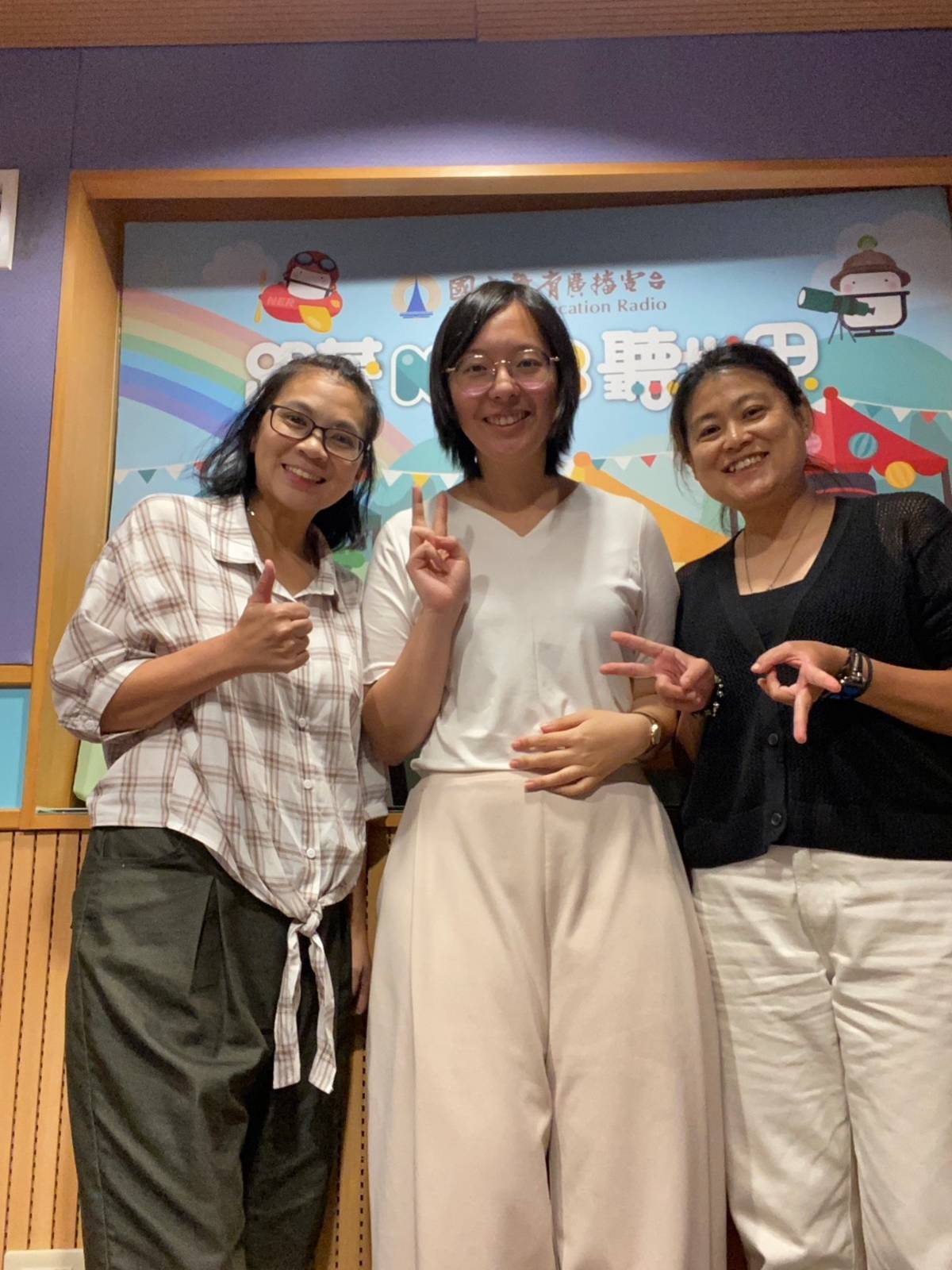 主持人與新二代曾玉鳳合影