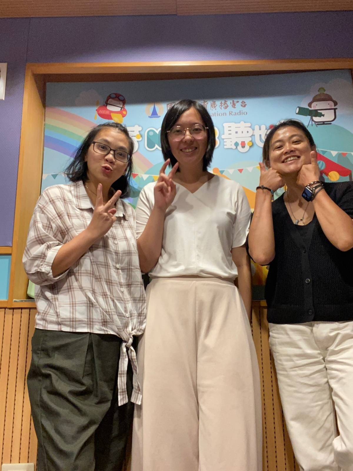 主持人與新二代曾玉鳳合影
