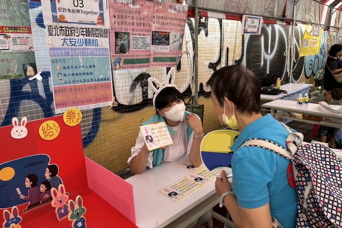 攤位活動結合闖關遊戲，帶領民眾解析時下常見的詐騙手法