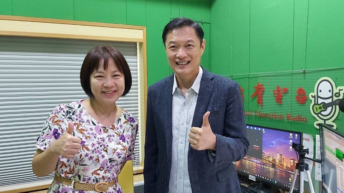 臺中市立文華高級中等學校魏秘書秀蘭(左)主持人李大華(右)