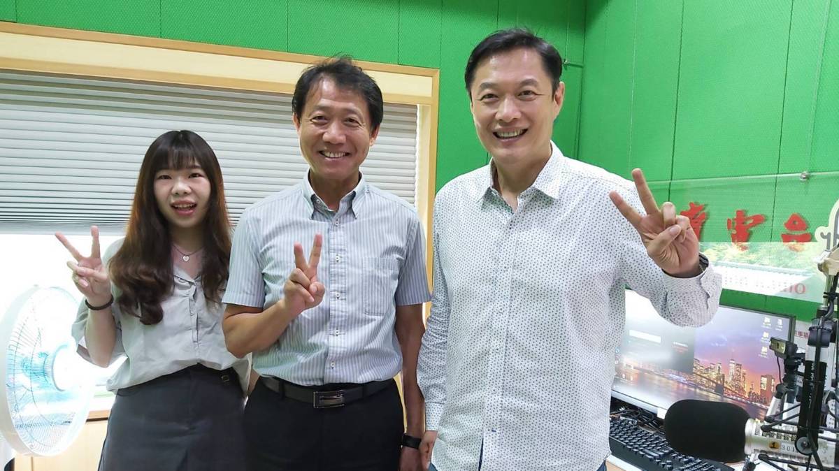 國立清華大學「移動『泰北』教育愛-國立清華大學國際史懷哲計畫」，計畫主持人國立清華大學運動科學系兼系主任劉先翔教授(中)，選送生代表國立清華大學特殊教育學系李桐師資生(左)，節目主持人李大華(右)
