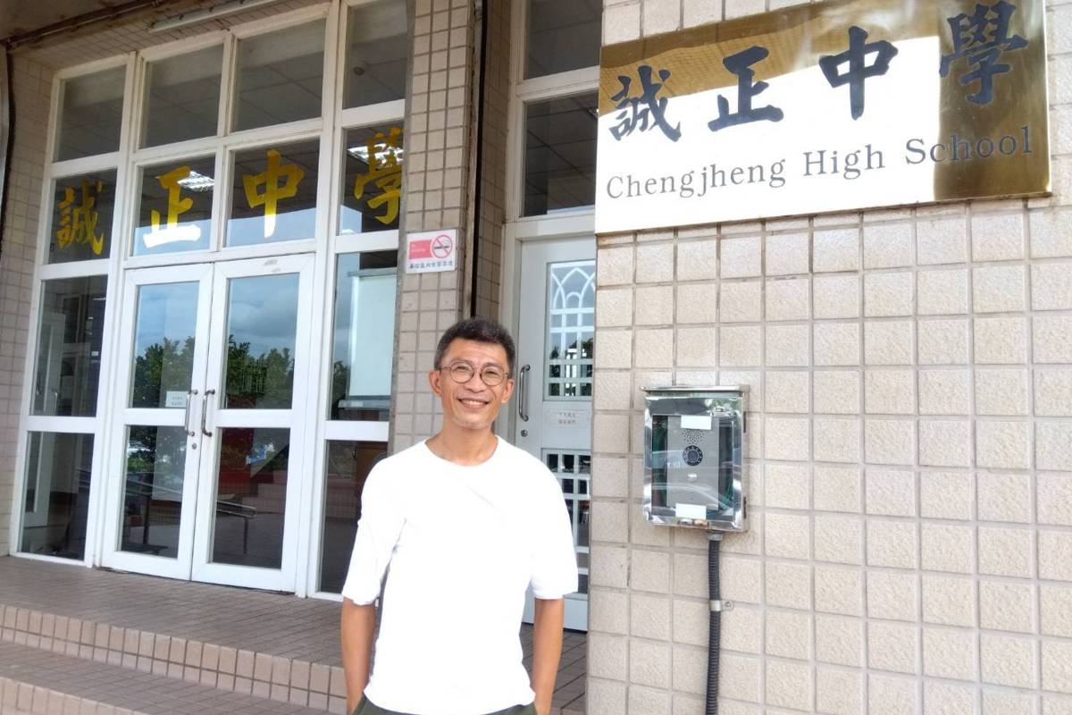 法務部矯正學校誠正中學訓育組長江仲敏總是跟學生「玩真的」，他認為用真心相待，孩子也會以真心回饋，學校內的每一個孩子也都值得被好好疼惜。獲師鐸獎他也感謝夥伴張惠鈞老師以及校內行政團隊的協助。