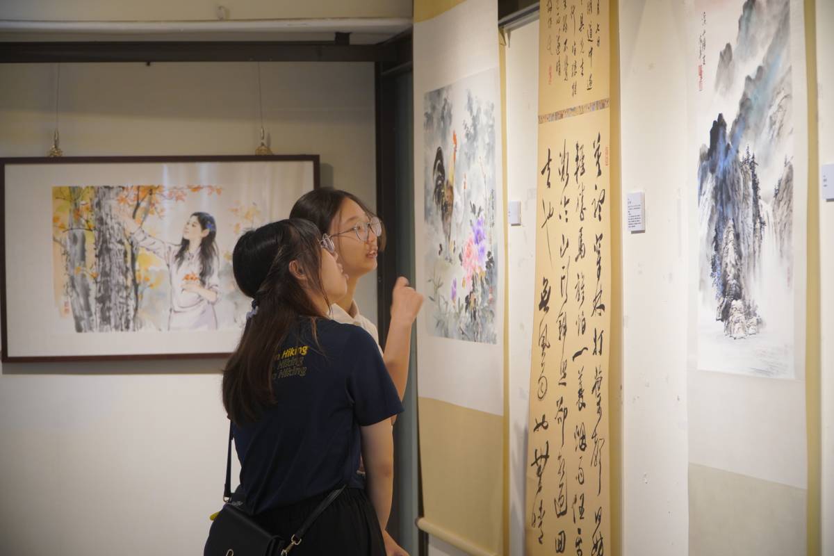臺中一中學生欣賞藝術作品
