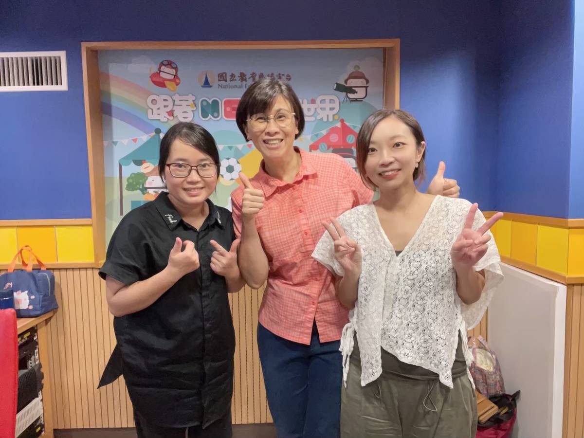 由左至右為主持人梅英、來賓王湘妤、主持人米果。