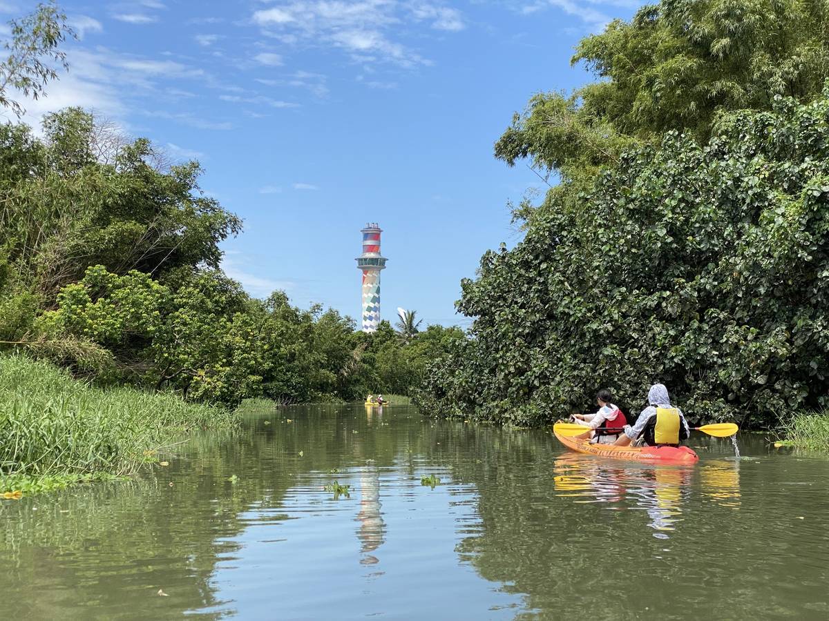 學員划著獨木舟，航行在臺北市僅存的自然河道中