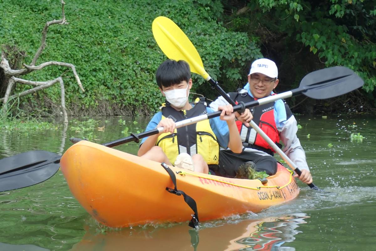 臺北市學校環境教育中心舉辦水域環教活動，學員以獨木舟航行五分港溪