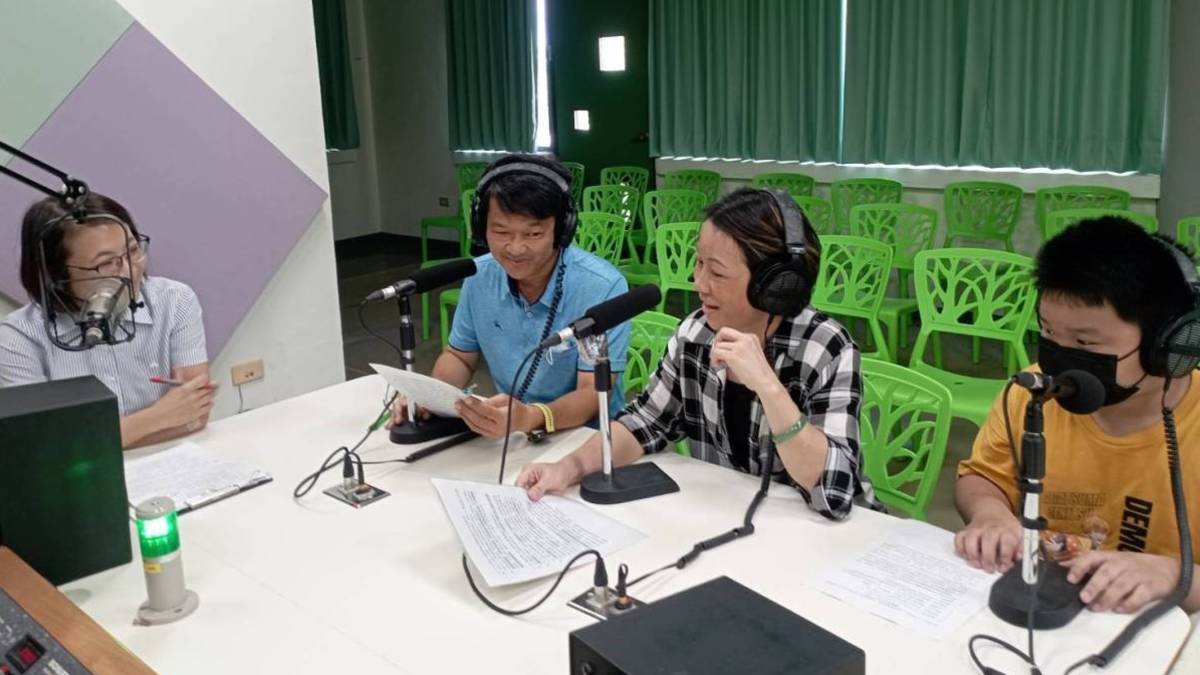 1120915永仁高中校長余月琴訪問1.安南區顯宮國小何志中校長2.安南區顯宮國小陳藝珍教導主任3.六年級學生邱朝勳