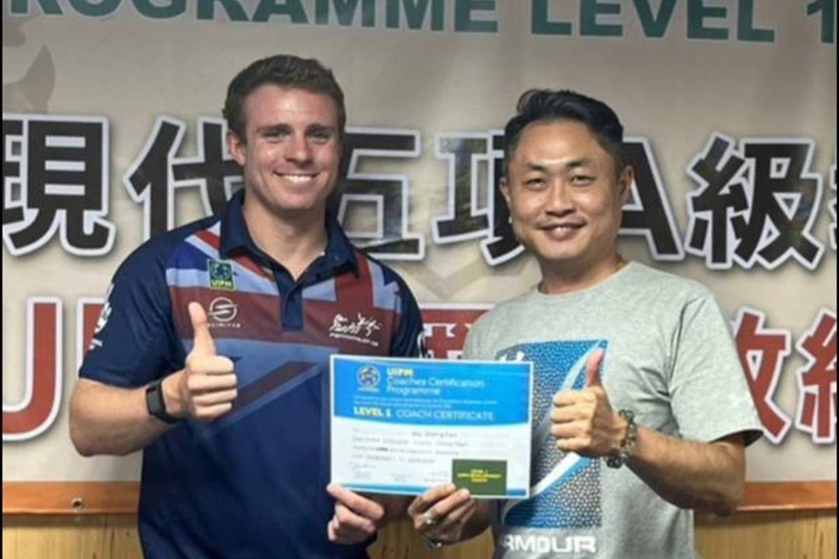 國立臺東體中教練范希聖(右)考取A級國際教練證照。