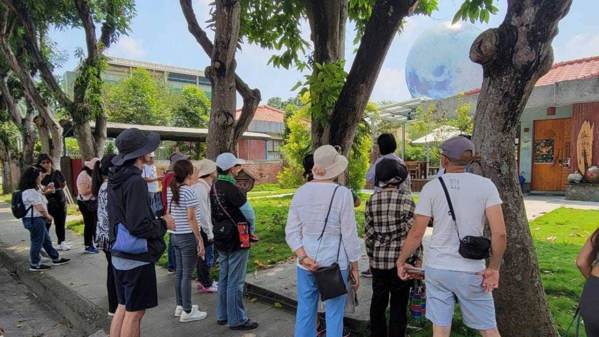 遊客在省府日常散策小旅行中漫遊中興新村(圖片來源：朱怡甄臉書)