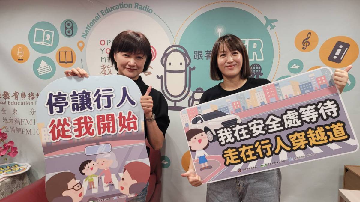 楊若琳組長(左)分享交通安全月資訊