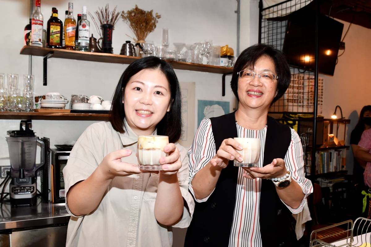 彰化縣長王惠美在青年開的咖啡店內試做咖啡(圖片來源：彰化縣政府提供)