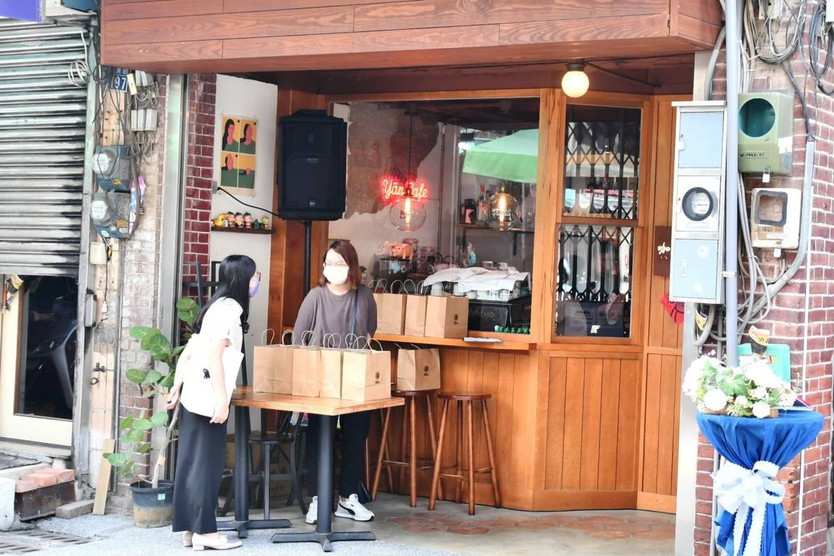 彰化青年返鄉在永樂街以老屋改造開了咖啡店(圖片來源：彰化縣政府提供)