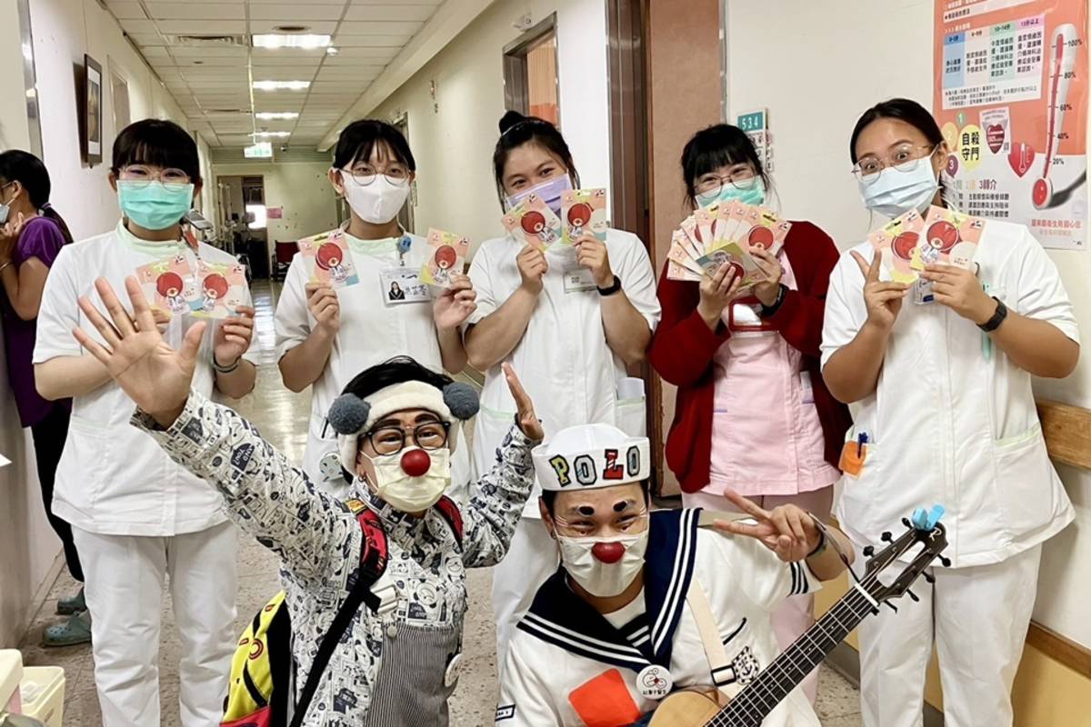 「紅鼻子醫生」今(15)日贈送臺東馬偕醫院護理人員及住院病童限量紅鼻寶寶悠遊卡。