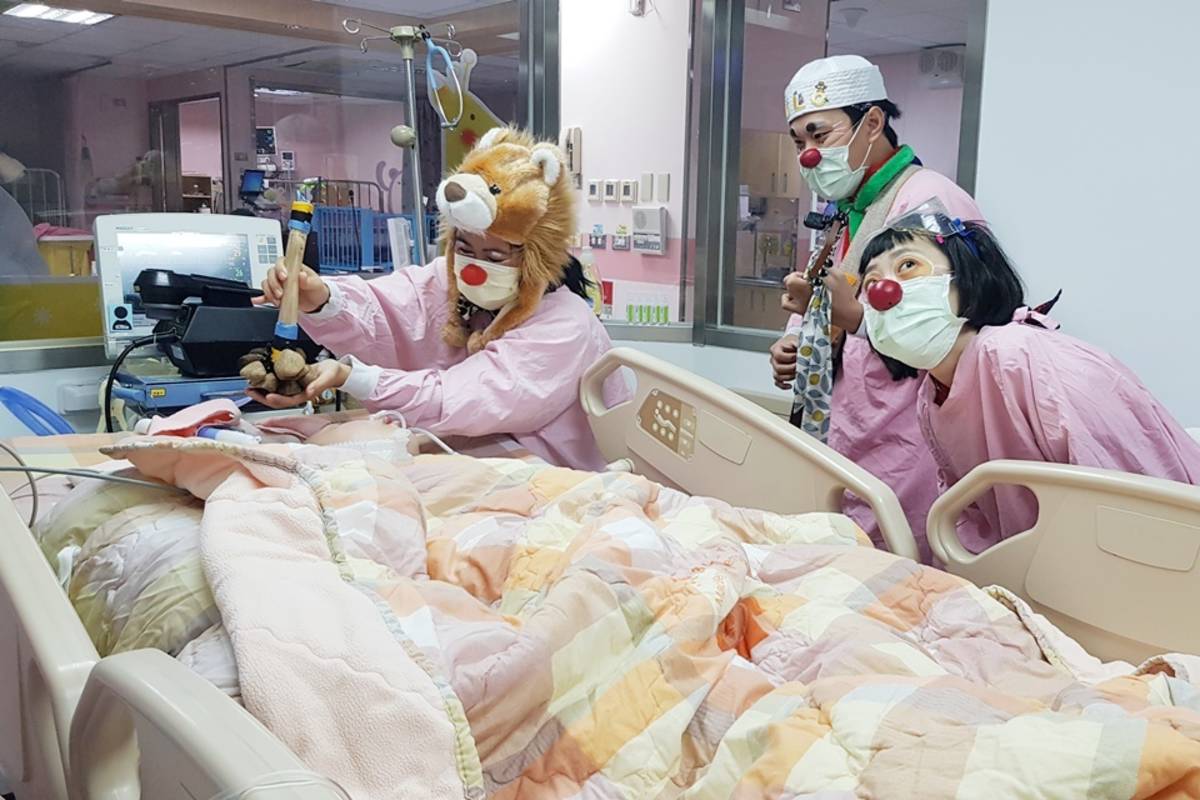 「紅鼻子醫生」每個月千里迢迢到臺東，為病童消除恐懼。