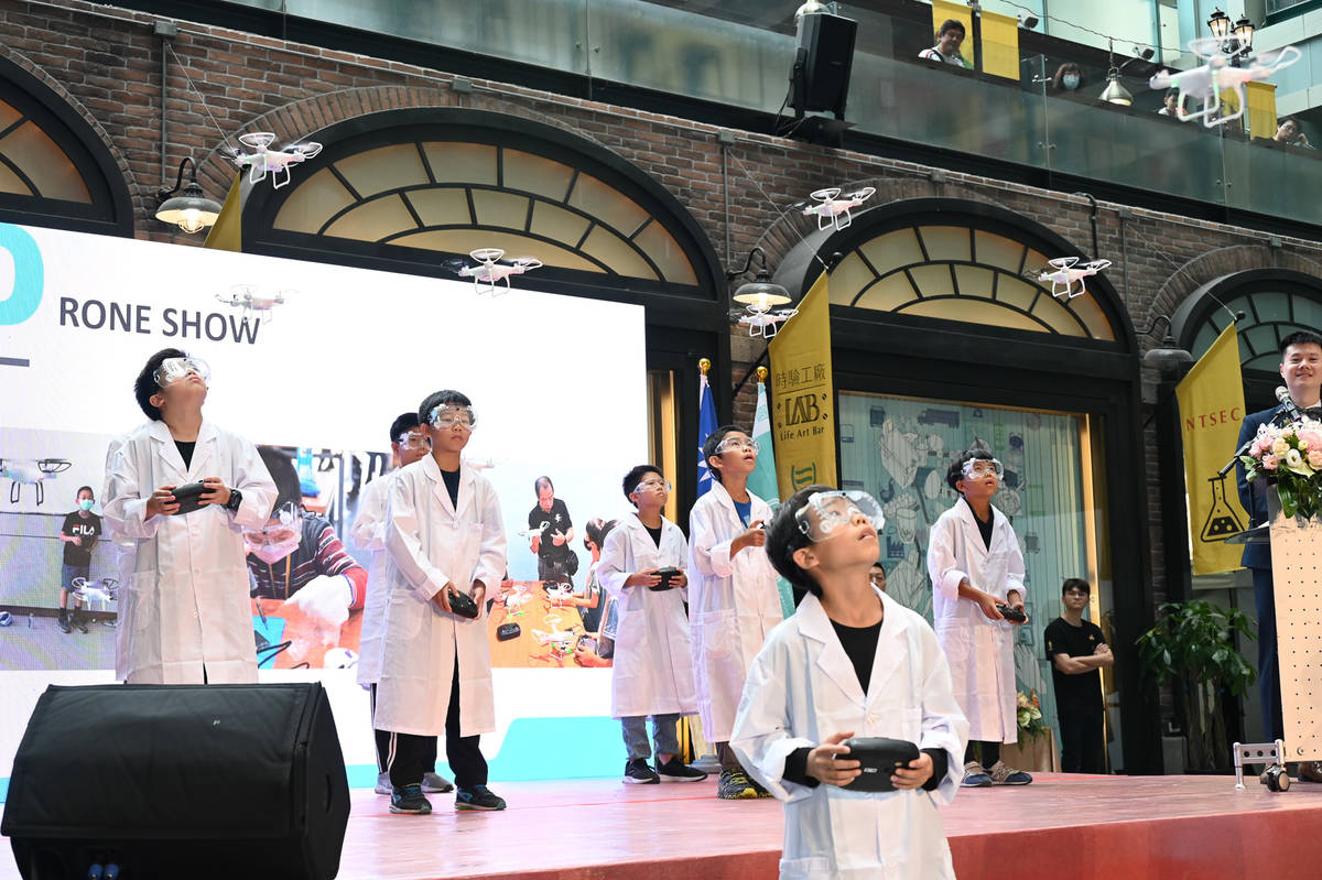 科教館「STEM旋翼無人機」營隊學員展現精彩的無人機表演