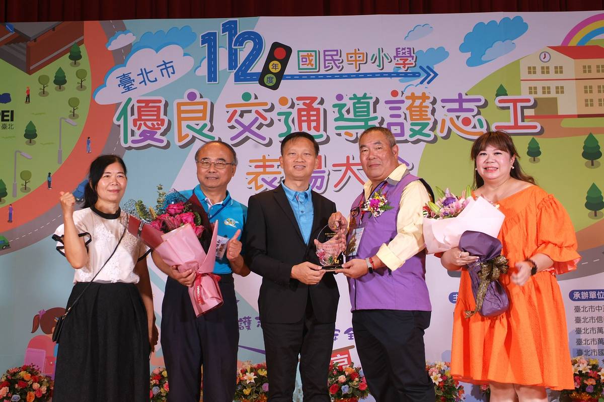 臺北市交通導護志工隊總隊長景建民志工，發揮大愛無私奉獻精神，在博愛國小服務迄今已26年