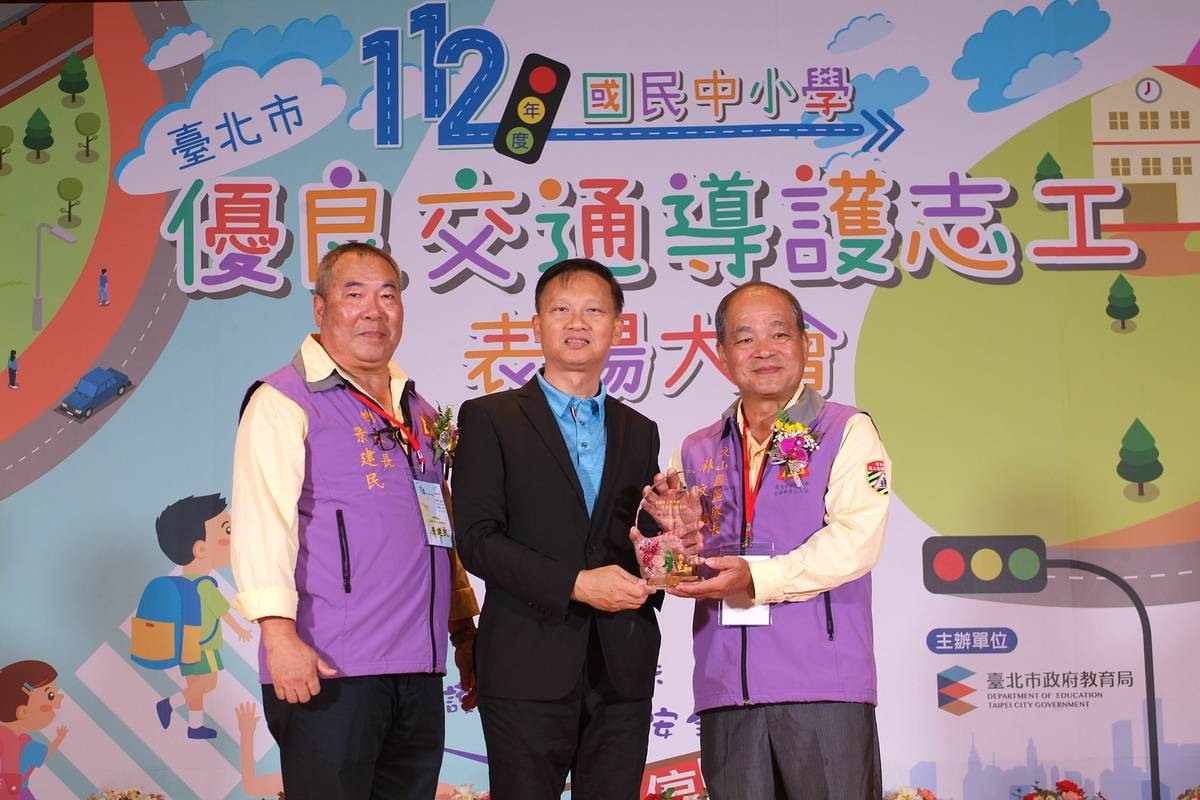 博嘉實小林文旭志工，擔任導護工作迄今30年，為孩子的安全把關