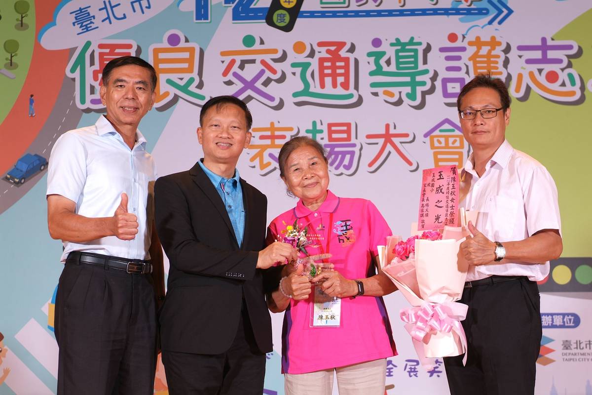 玉成國小陳玉秋志工已80高齡，仍投入學校導護工作