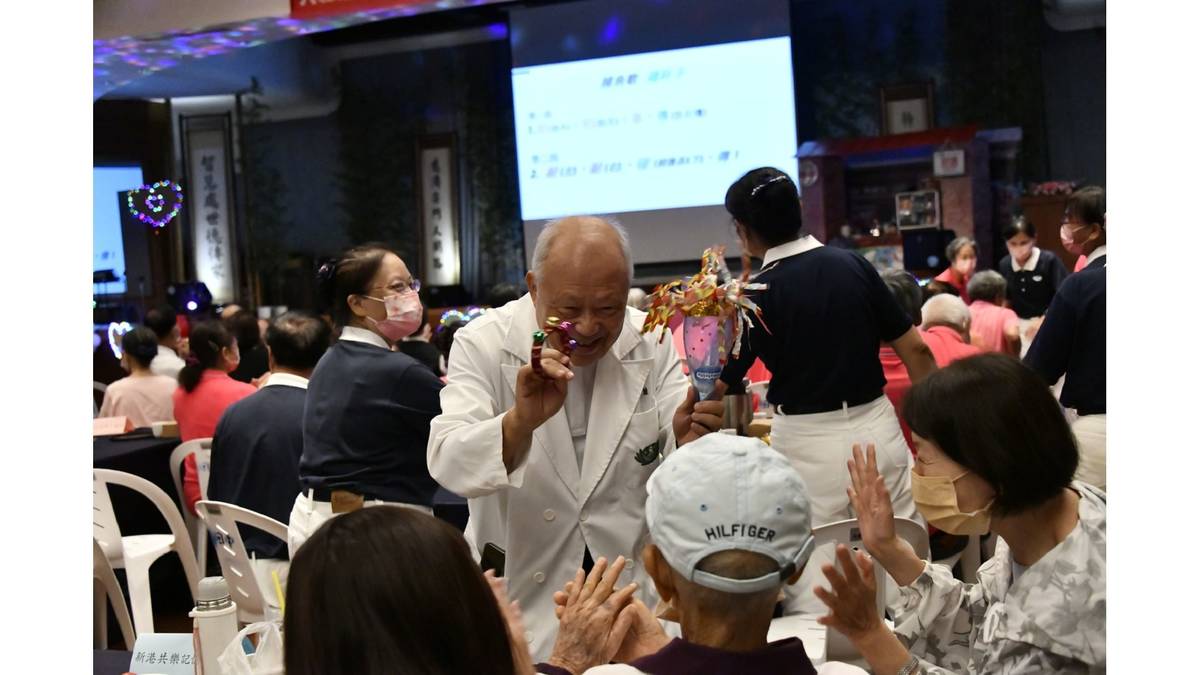 「曹爸」曹汶龍醫師跟記憶保養班資深小朋友互動