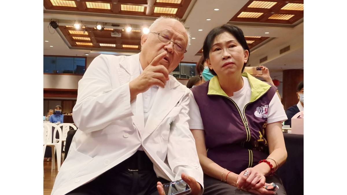 嘉義大林慈濟醫院失智症中心 「曹爸」曹汶龍醫師(左)，彰化縣社會處長王蘭心(右)到場關心。