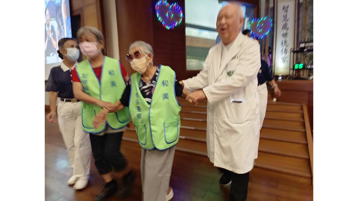 「弟弟扶姐姐」人情味的「乾媽店」，彰化和美記憶保養班。96歲素蘭阿嬤(中間)、嘉義大林慈濟醫院失智症中心 「曹爸」曹汶龍醫師(右一)。