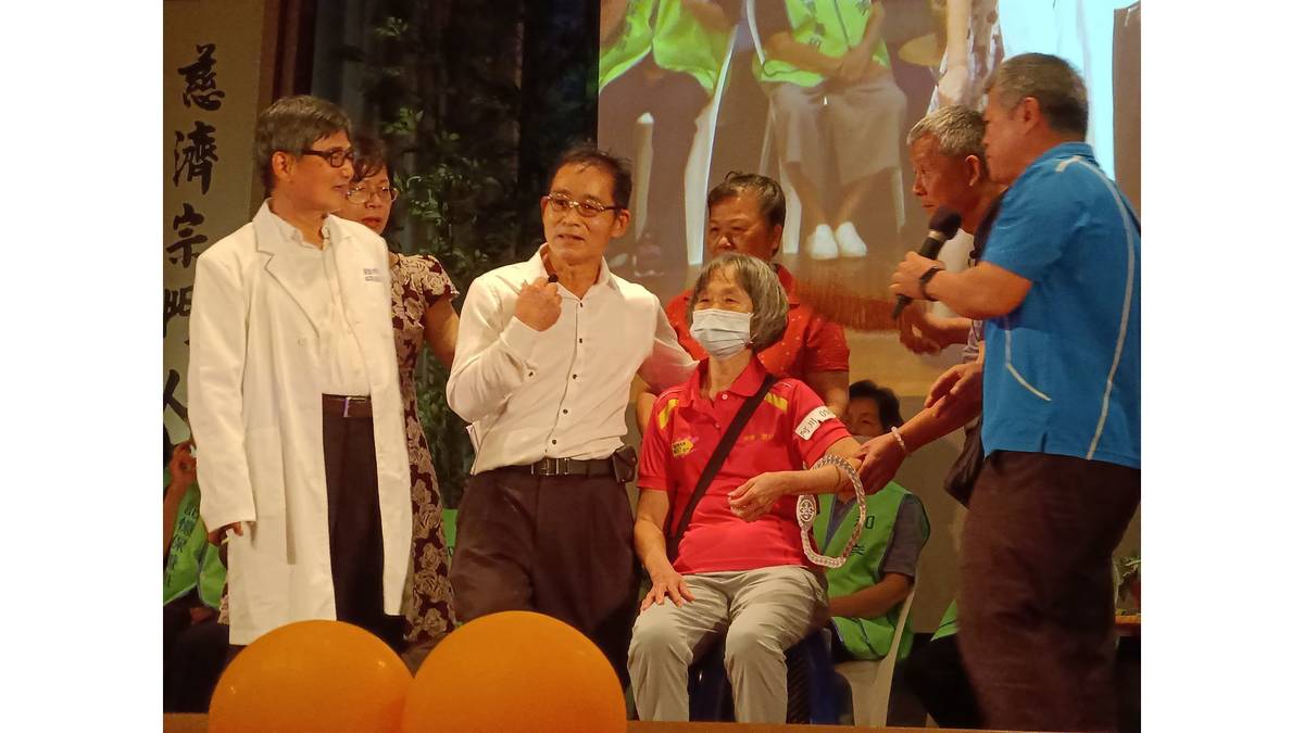 和美記憶保養班台上演戲。(左二)林榮威醫師.jpg