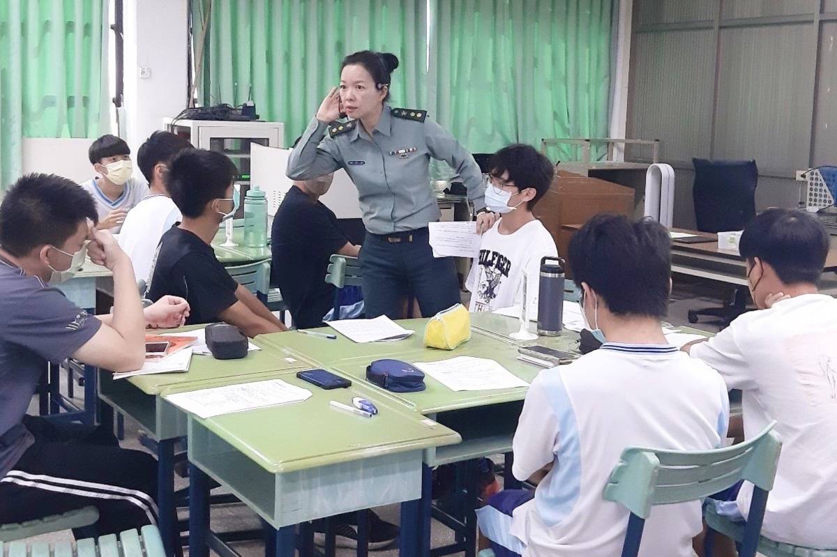 胡中中教官所規劃的國防教育及主持力課程教學創新，深受學生喜愛