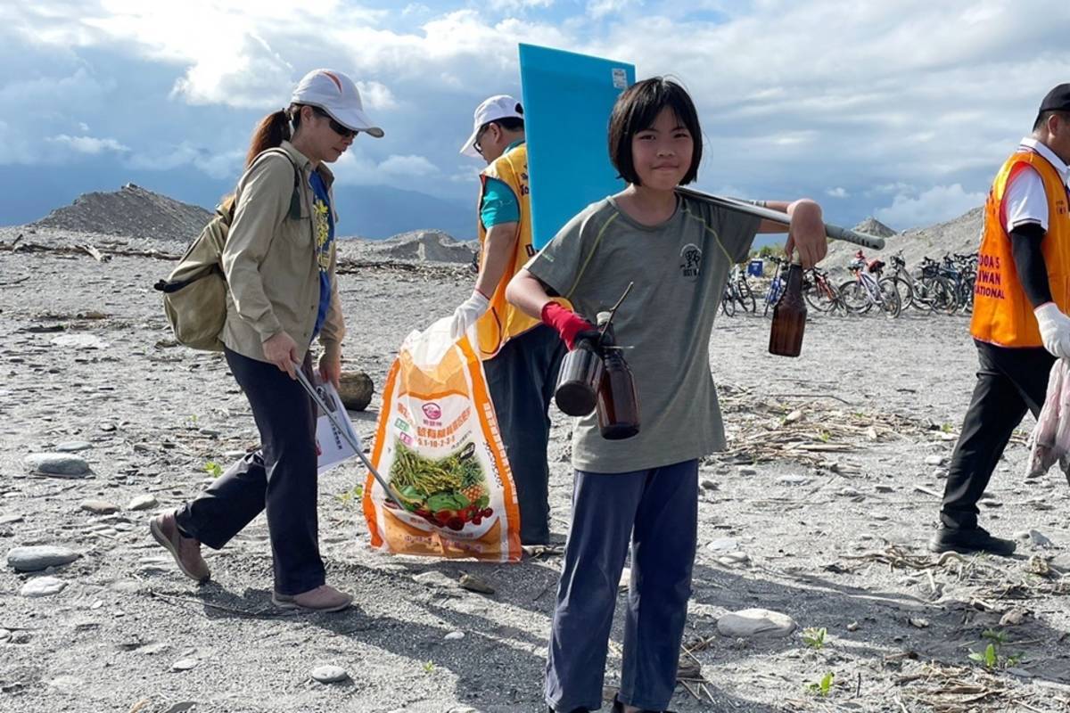 臺東縣環保局響應國際淨灘日，攜手利嘉溪窪地暨海洋巡守隊、荒野保護協會親子團、臺東獅子會及臺東家扶中心等單位共82人合力淨灘。