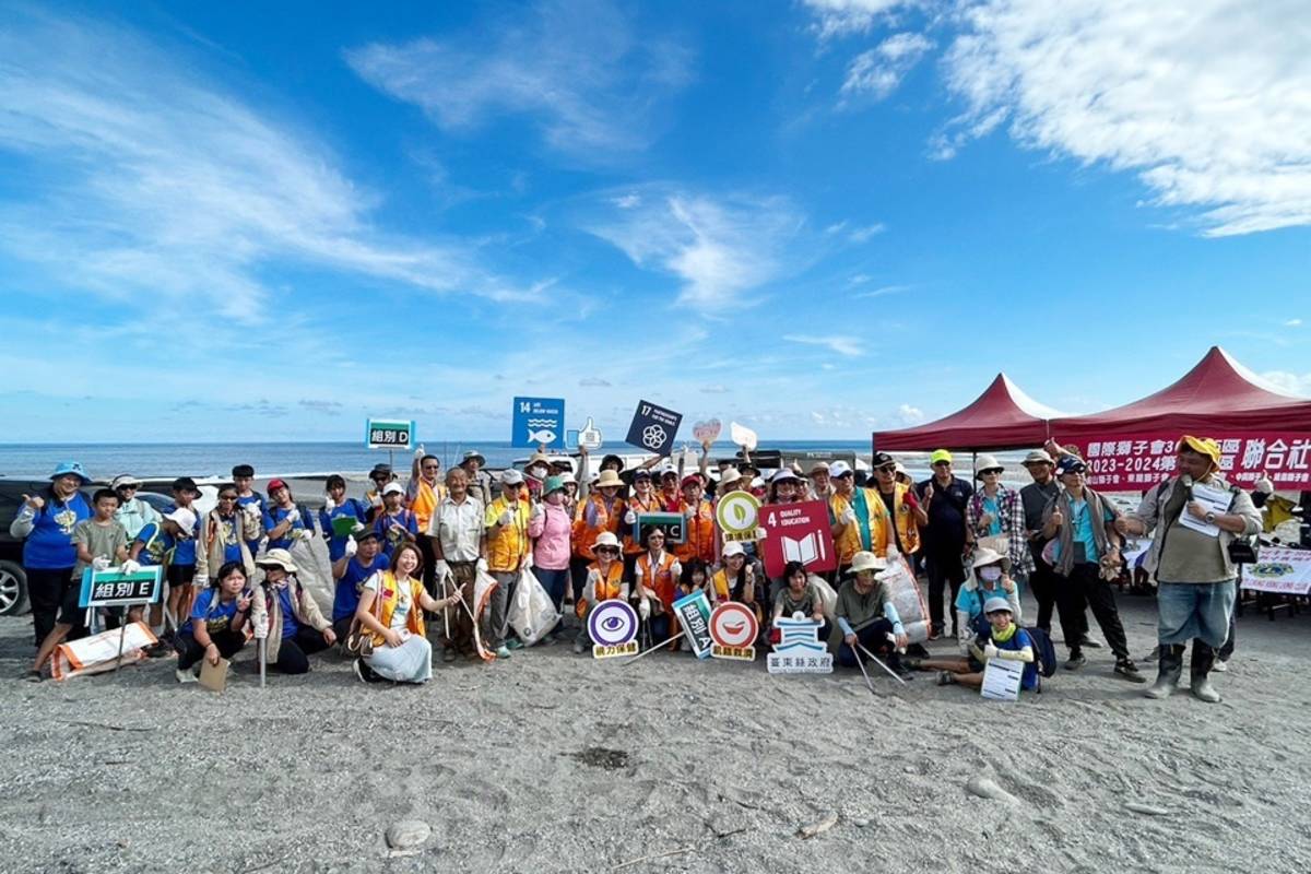 臺東縣環保局響應國際淨灘日，攜手利嘉溪窪地暨海洋巡守隊、荒野保護協會親子團、臺東獅子會及臺東家扶中心等單位共82人合力淨灘。