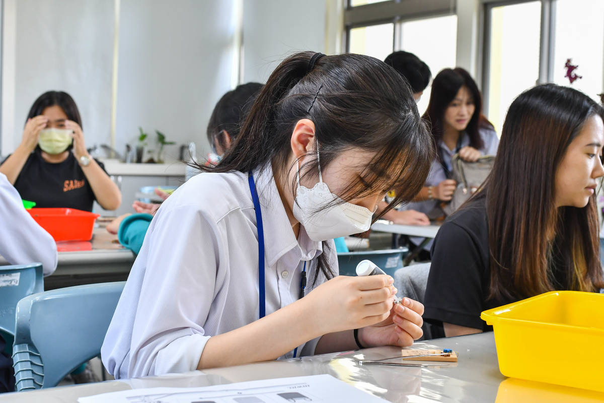 日本惠拓高校學生參訪松山工農，體驗手工藝品製作