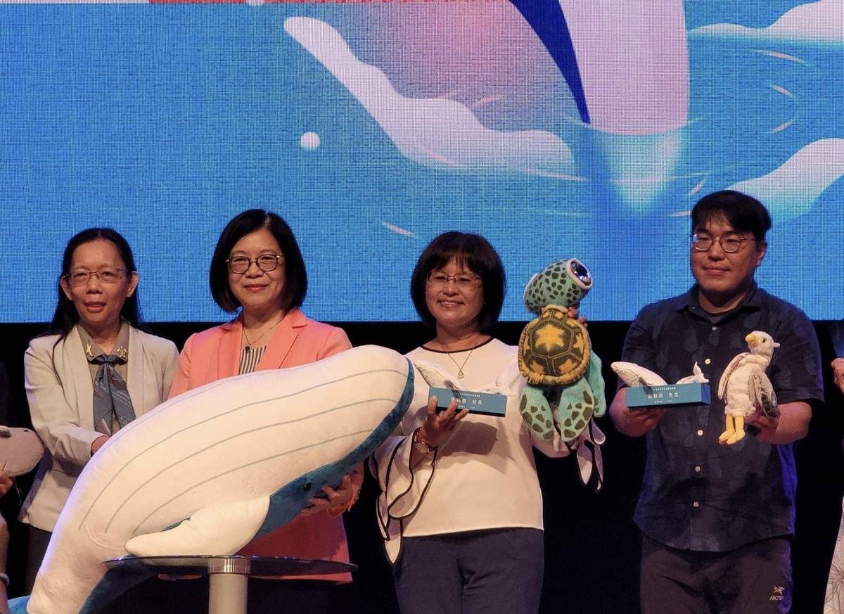張錦霞校長(右2)獲頒海洋保育楷模貢獻獎