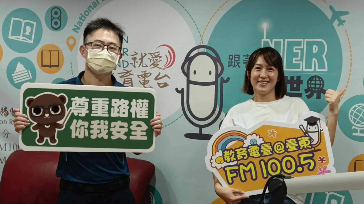 陳秉豐警員(左)分享交通安全月相關資訊