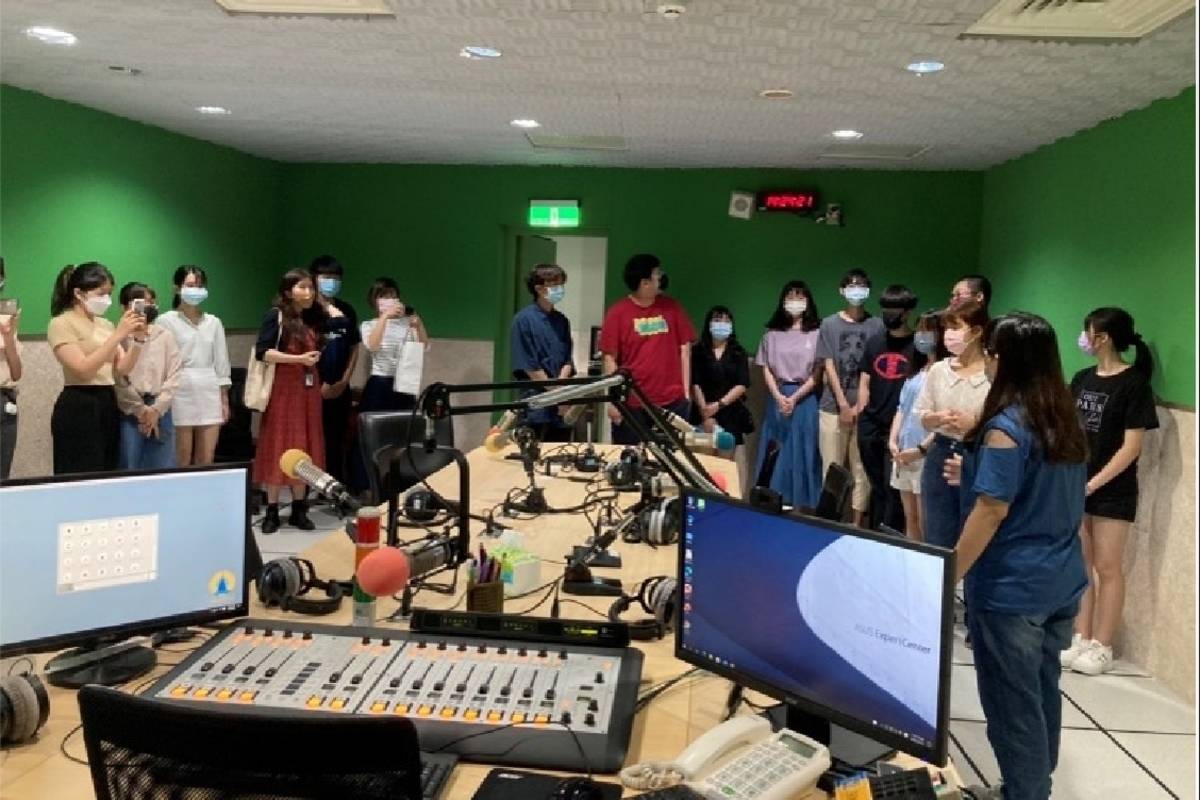 國立彰化師範大學國文學系辦理「文創產業一點通」的活動，學生進行Podcast節目錄音及後製