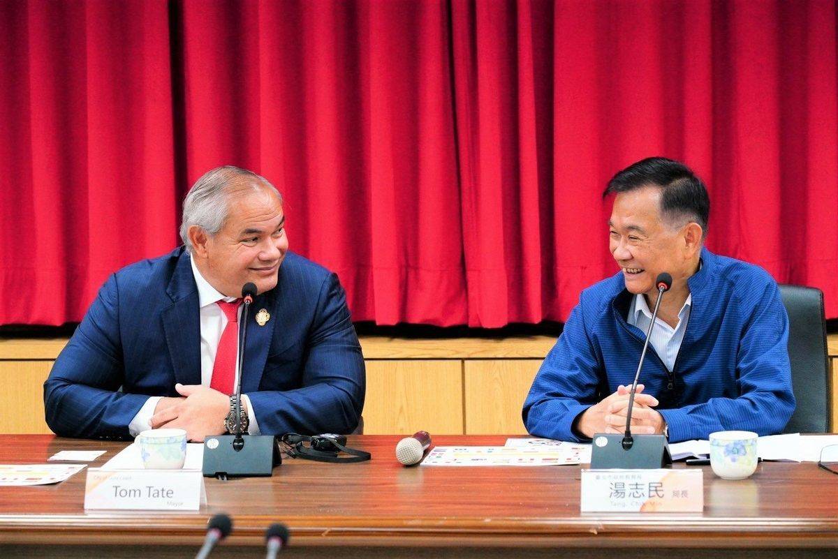 澳洲黃金海岸市長Tom Tate (左)抵臺與北市教育局湯志民局長攜手擘畫教育合作的新藍圖