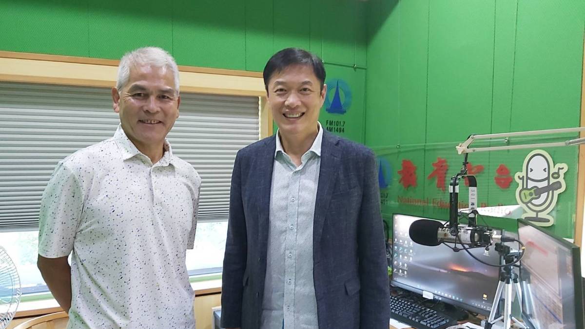 國家運動科學中心執行長黃啟煌(左)節目主持人李大華(右)