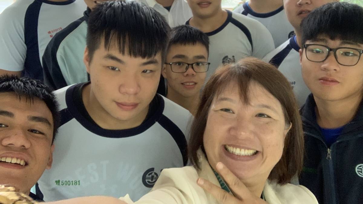 與舉重隊的學生自拍