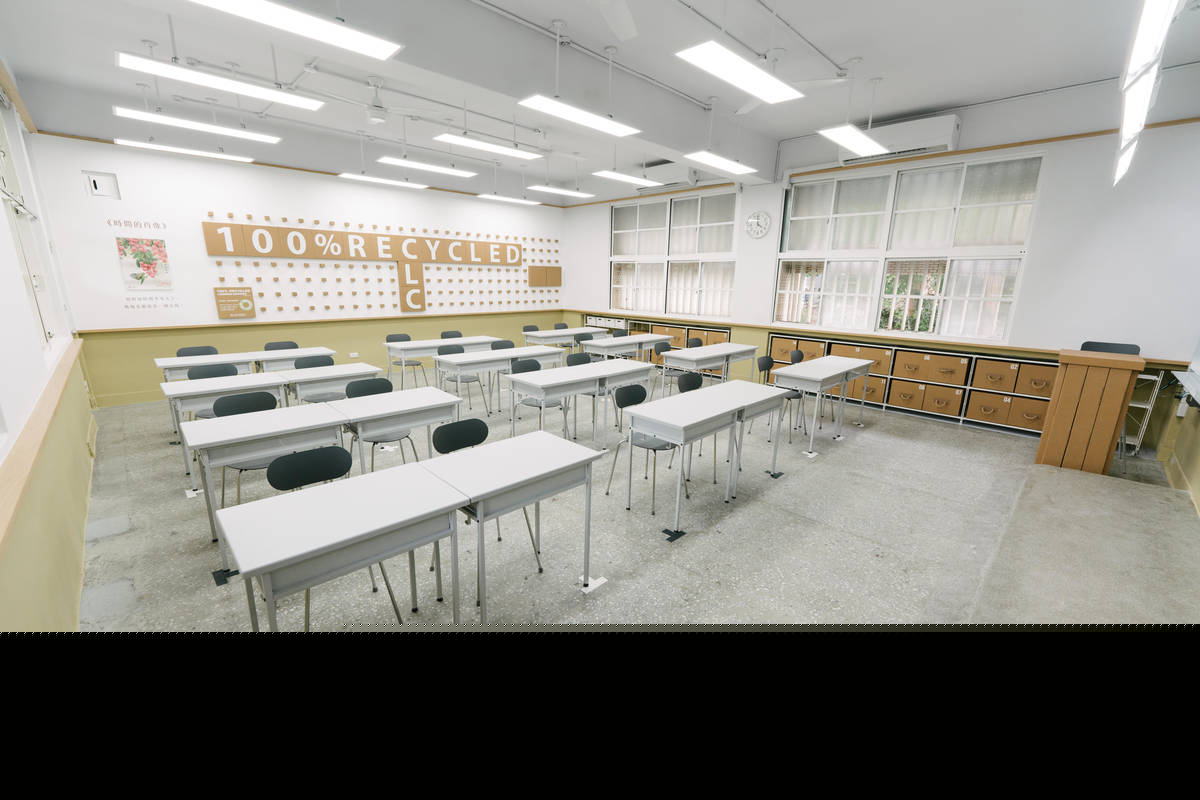 新埔國中補校教室改造後照片，講桌、課桌椅大量使用紙素材